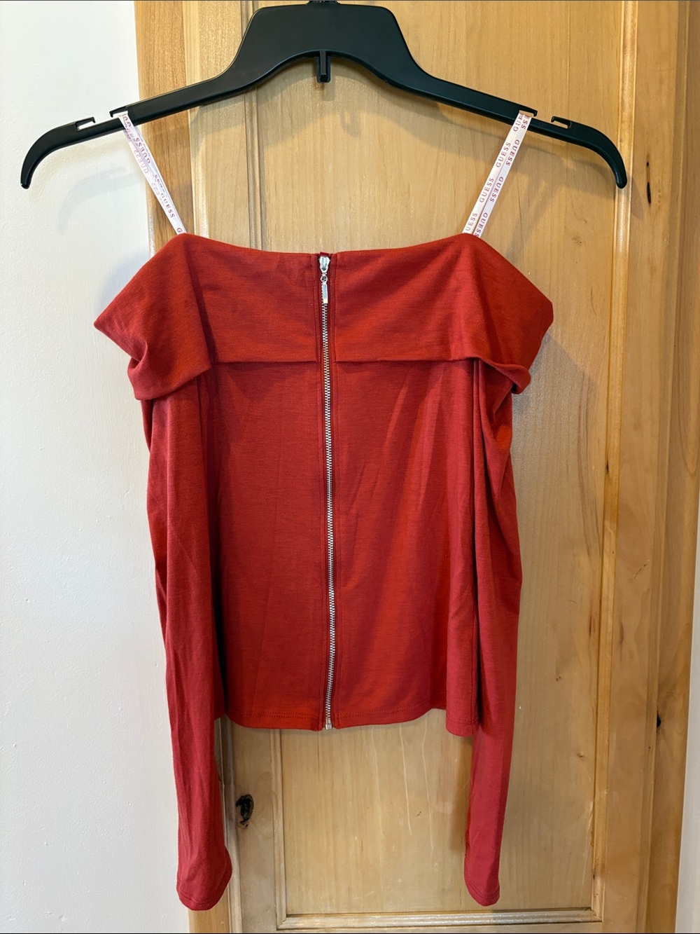 Guess Off-Shoulder Red Long Sleeve Zip Front Top - Picture 1 of 2